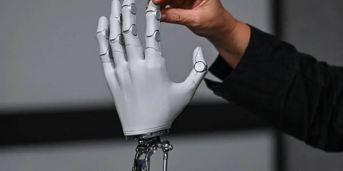 Los efectos de la inteligencia artificial en el trabajo: sectores en los que ya se 'apoderó' de miles de empleos