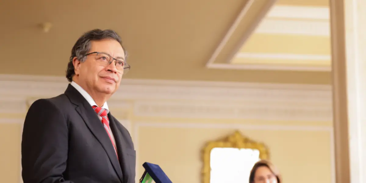 Cover image for Petro rechaza sanción del CNE a miembros de su campaña presidencial de 2022: 'Es la oposición multándonos'