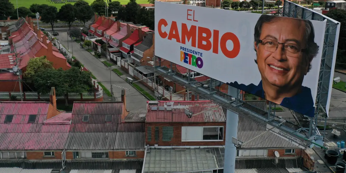 Cover image for Tras sanción del Consejo Nacional Electoral a su campaña, Petro insiste en buscar firmas para una Constituyente