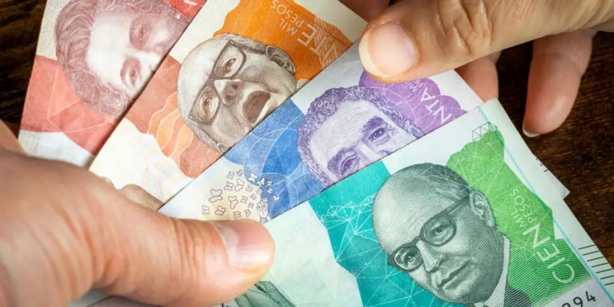 El peso colombiano lideró las caídas globales de monedas de este lunes