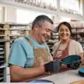 Pasar la responsabilidad del cuidado al ámbito privado puede generar procesos de precarización en las familias.