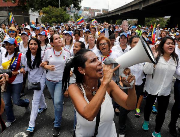 Mujeres de la oposición y chavistas marchan a esta hora en Venezuela