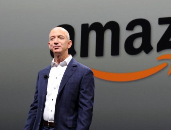 Jeff Bezos, director ejecutivo de Amazon, señaló la importancia de haber estado en un entorno educativo que le permitió explorar y aprender de manera autónoma.