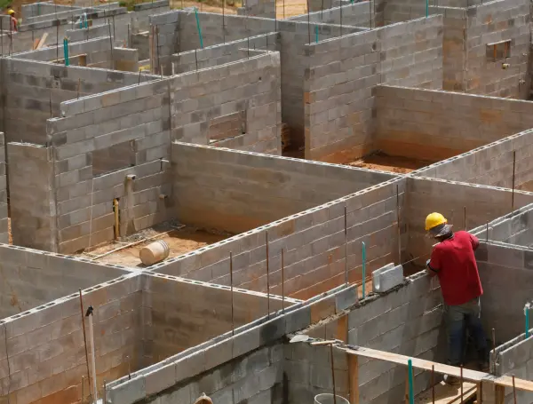 La mano de obra en el sector vivienda aumentará con el incremento del salario mínimo.