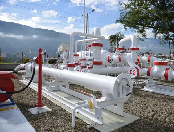 Empresas transportadoras de gas rechazan señalamientos del gobierno por costos indebidos.