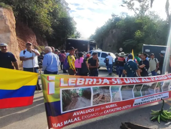 Bloqueos viales hacia el aeropuerto Palonegro.