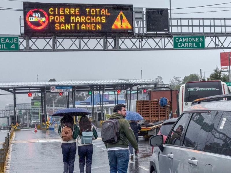 Vía La Calera está cerrada por manifestación de habitantes de la zona