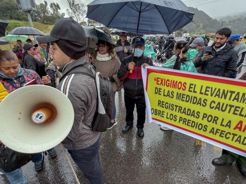 Vía La Calera está cerrada por manifestación de habitantes de la zona