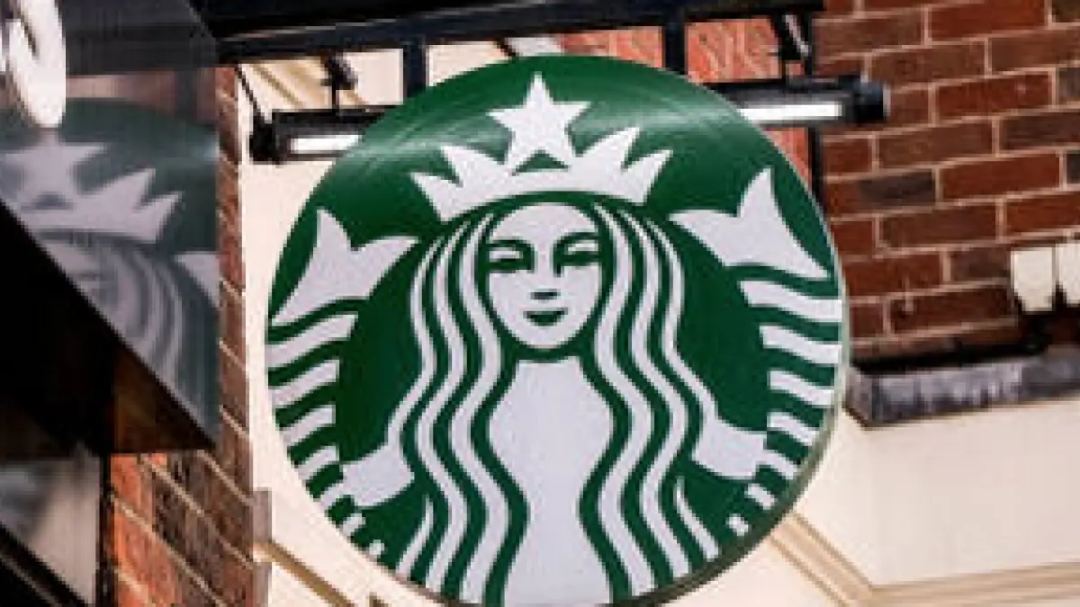 Starbucks cierra 400 tiendas en EE. UU. y replantea su presencia urbana ante cambios en consumo y competencia