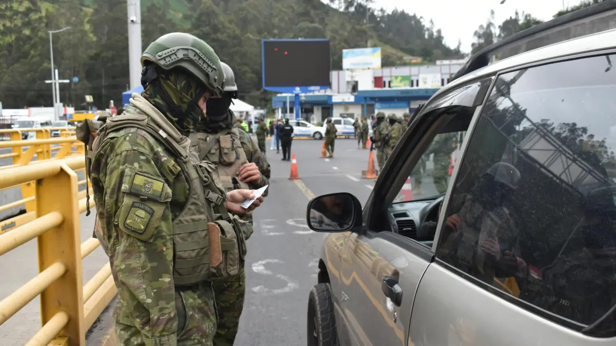 Presidente de Ecuador anuncia arancel de 30% a importaciones de Colombia por falta de cooperación antidrogas