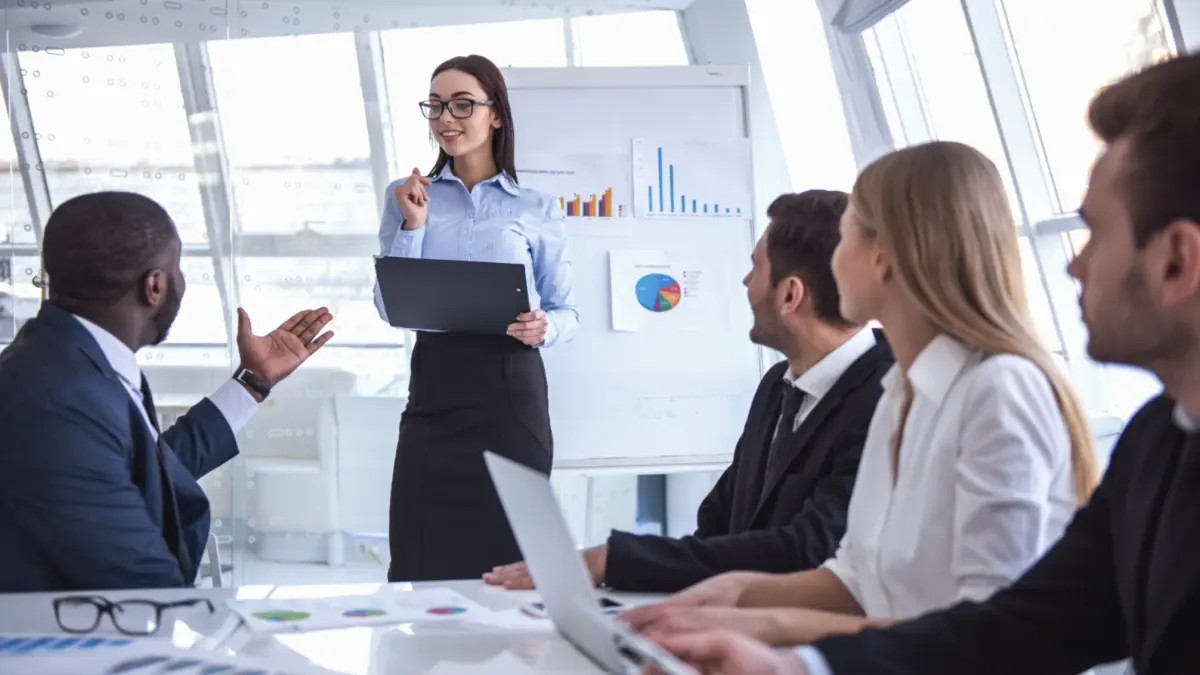 Abren becas para que profesionales del país cursen maestrías empresariales virtuales en 2026