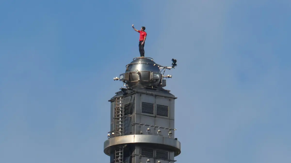 Hazaña extrema: quién es el escalador que llegó a la cima de un rascacielos en Taiwán sin cuerda ni arnés