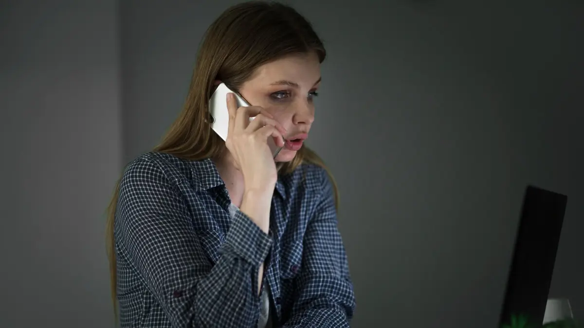 Llamadas y mensajes peligrosos: en qué momentos del día las mujeres enfrentan más acoso telefónico en el país