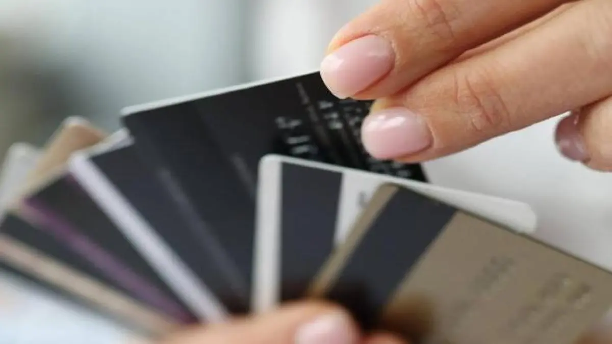 The Wallet: Paying in installments or in cash, what's better to avoid more debt?