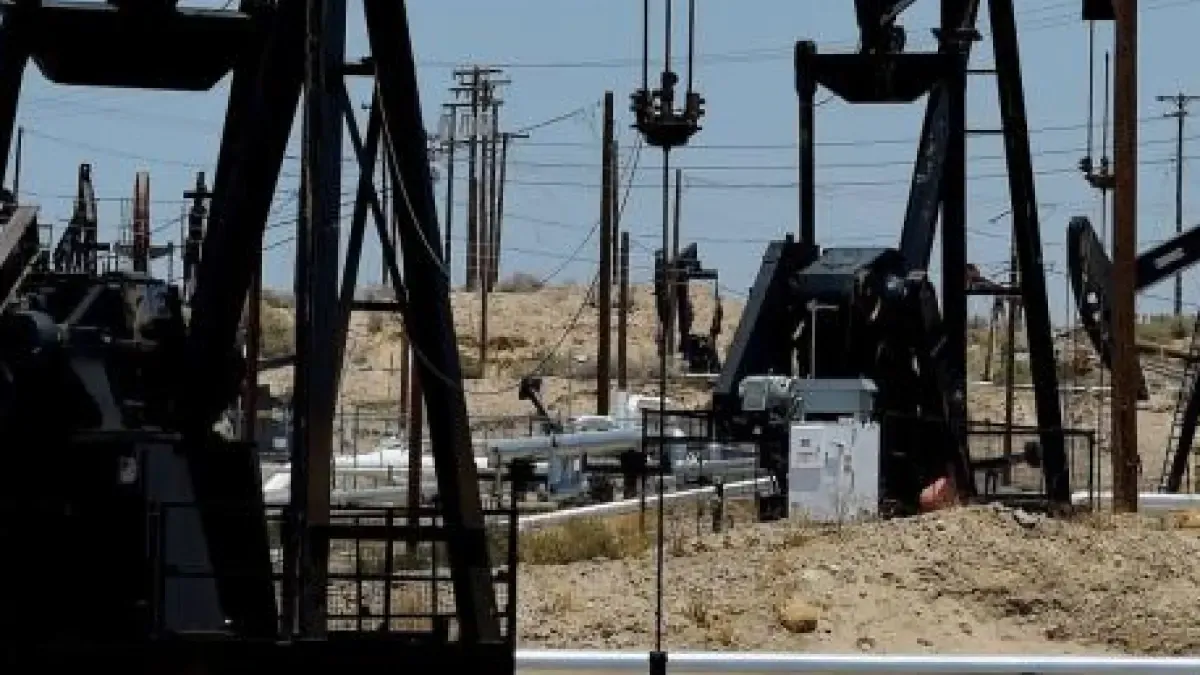 Venezuela acelera recuperación petrolera y proyecta superar 1,3 millones de barriles diarios en 2026

La producción venezolana crece 18% anual y atrae inversión en medio de cambios regulatorios.

Detalles ⬇️