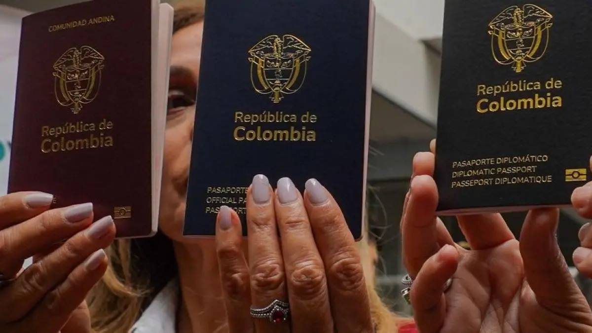 Estos son los nuevos pasaportes colombianos que se imprimirán en Colombia a partir de este 1 de abril

El nuevo diseño incorpora lectura mecánica y electrónica encriptada y microchips de última generación.

Detalles ⬇️
