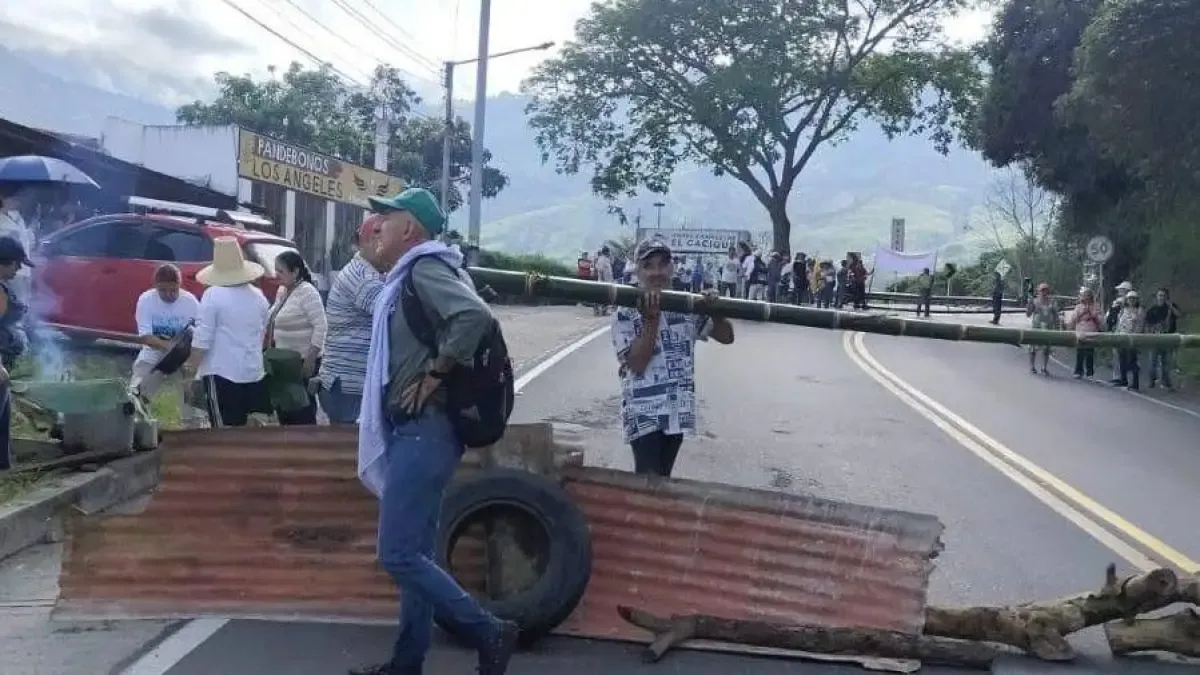 Petro ordenó a la Fuerza Pública levantar paro por avalúos catastrales y lanzó ultimátum a alcaldes

De acuerdo con el mandatario, el plazo para retirarse volutantariamente de la protesta termina este 13 de abril.

Detalles⬇️