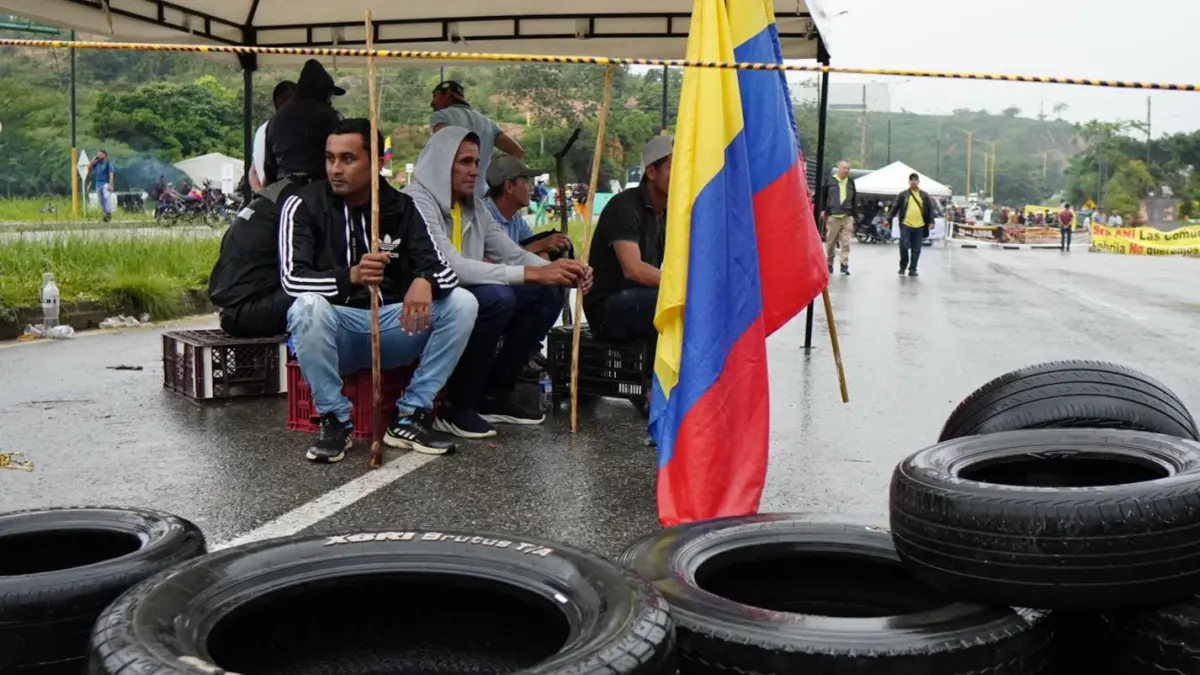 Consejo Gremial (@ConsejoGremial) alerta por bloqueos en Santander: el paro afecta la economía y el abastecimiento

El gremio alertó sobre pérdidas diarias cercanas a $120.000 millones y pidió restablecer el tránsito.

Más detalles