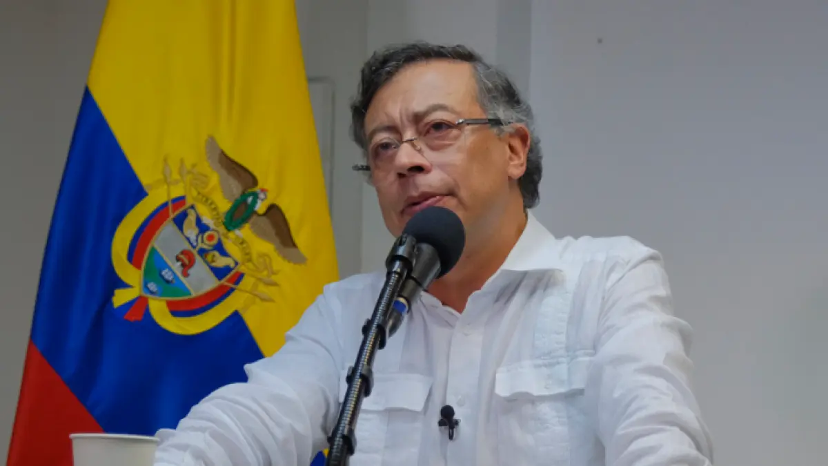 Con gasolina en $16.000, Petro (@petrogustavo) propone migrar a vehículos eléctricos para reducir costos

Tras el nuevo aumento de $400 del combustible, el Gobierno insiste en electrificación como alternativa.

Detalles ⬇️