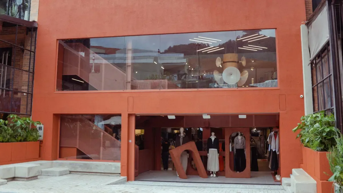 La marca de ropa Gef abre tienda insignia en Bogotá y apuesta por ...