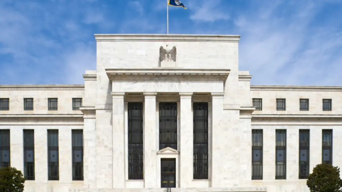 Reserva Federal mantiene tasas de interés, pero abre la puerta a una subida este año