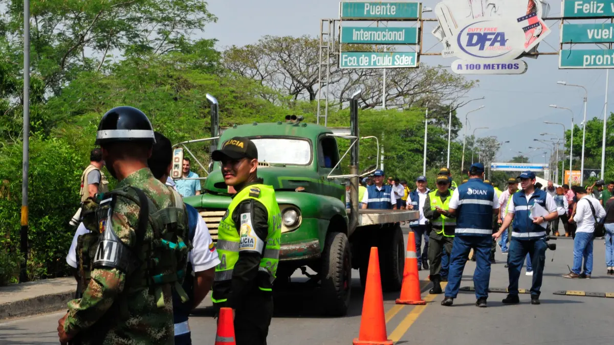 Venezuela anuncia cierre total de puente fronterizo con Colombia durante 15 días

Rehabilitarán el puente internacional Francisco de Paula Santander que conecta a Cúcuta con Táchira.

Detalles ⬇️