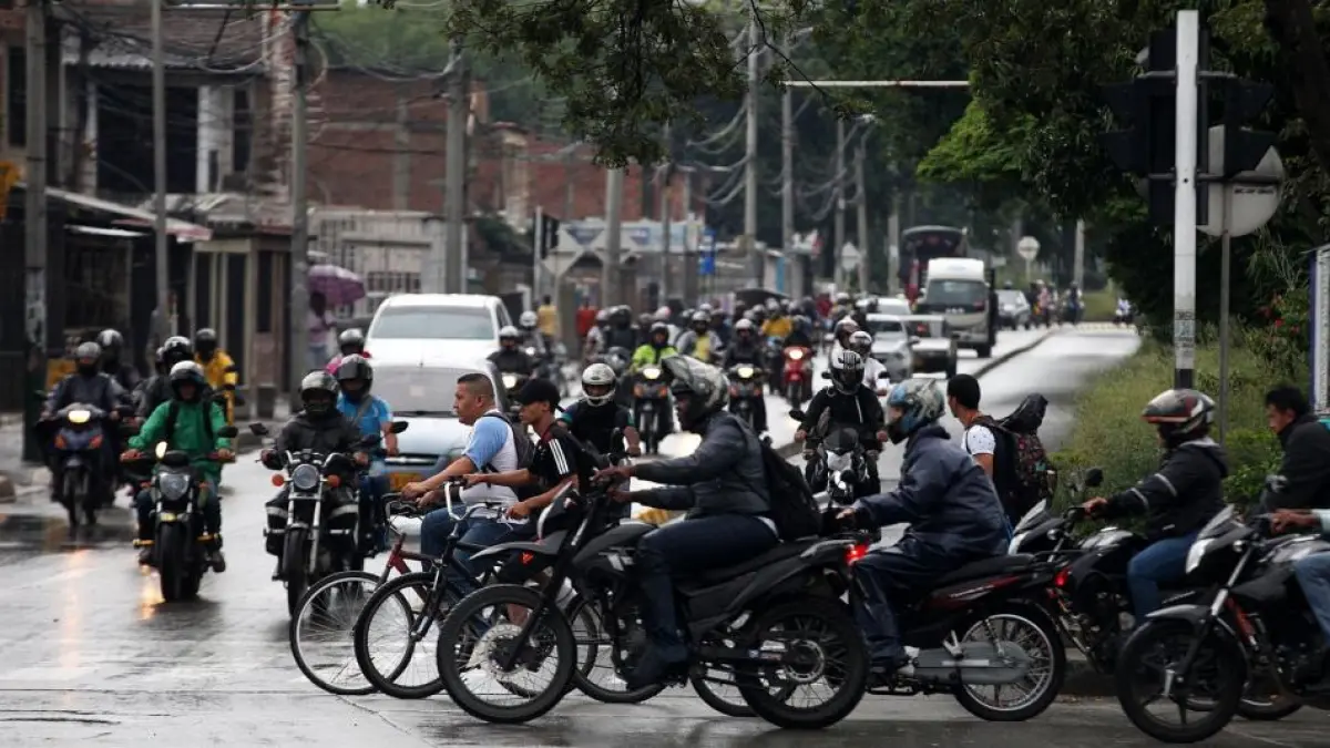 ABC de la propuesta de Paloma Valencia (@PalomaValenciaL) para eliminar el pago del Soat a motos de hasta 250 c.c.

En la práctica, eso significaría que millones de motociclistas dejarían de pagar directamente el seguro cada año.

Detalles ⬇️
