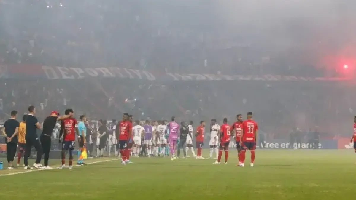 This is how the Atanasio Girardot stadium was left after the disturbances during the match between Medellin and Flamengo
