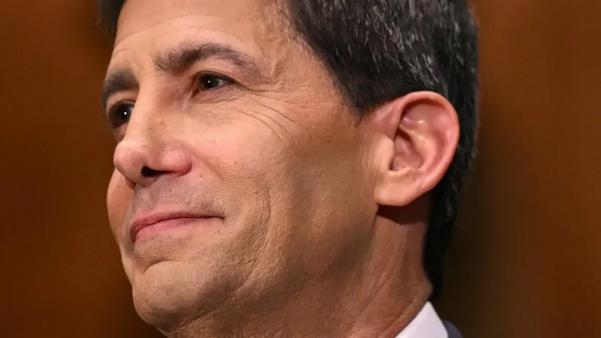 Kevin Warsh será el nuevo presidente de la Reserva Federal de Estados Unidos: Congreso aprobó su nombramiento

El Senado aprobó su candidatura para dirigir el banco central estadounidense por 54 votos a favor y 45 en contra

Detalles ⬇️