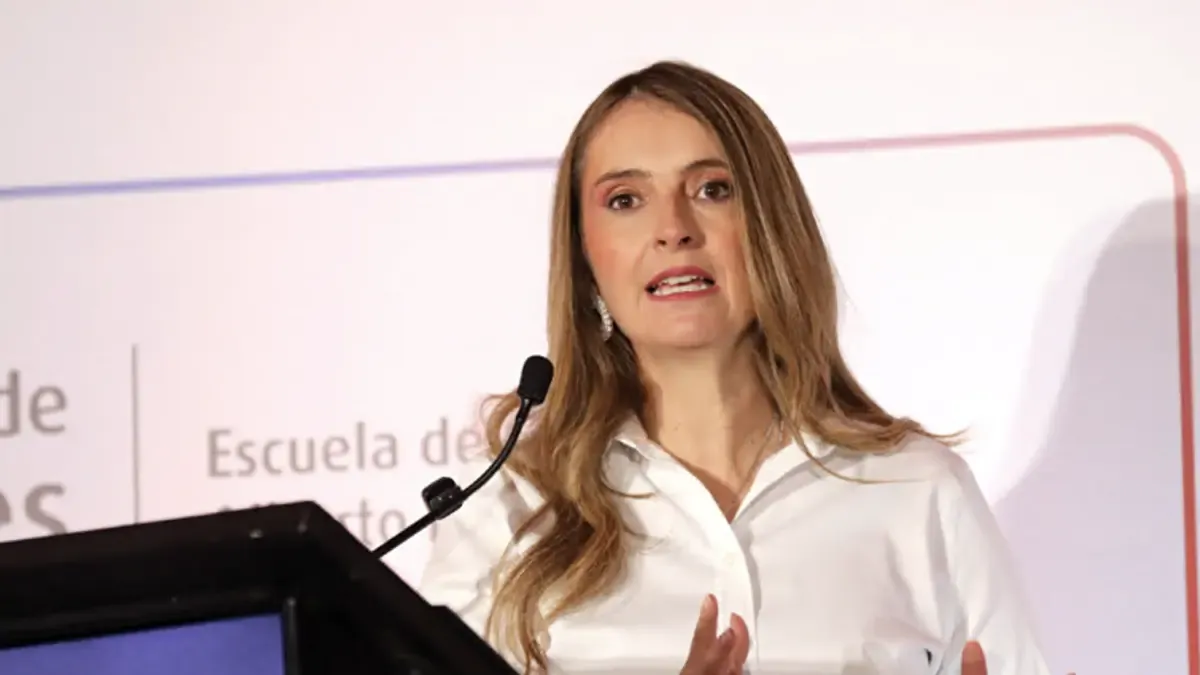 ¿Quién es Paloma Valencia (@PalomaValenciaL) , la mujer que busca convertirse en la primera presidenta de Colombia?

La senadora designó como fórmula vicepresidencial a Juan Daniel Oviedo (@JDOviedoAr). 

Detalles ⬇️