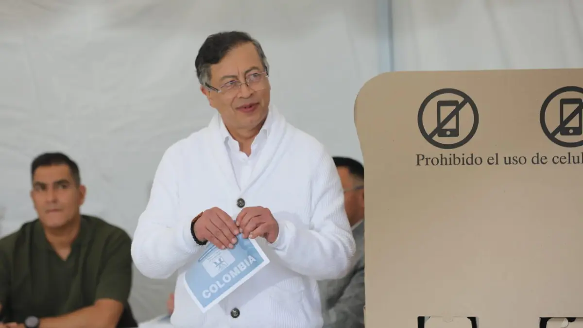 Gustavo Petro (@petrogustavo) votó en las elecciones presidenciales y respondió a quienes lo acusaron de buscar la reelección

El mandatario participó en la primera vuelta presidencial y aseguró que no buscó perpetuarse en el poder.

Detalles ⬇️