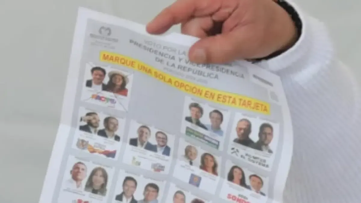 Cover image for Petro muestra su voto en plena jornada electoral y desata polémica por presunta participación política