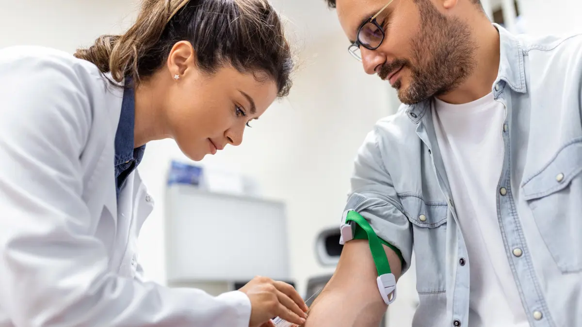 Hay escasez de sangre: menos del 2% de los colombianos dona regularmente y autoridades prenden alarmas

Expertos advierten que las reservas siguen enfrentando presión durante vacaciones y picos de demanda.

Detalles ⬇️