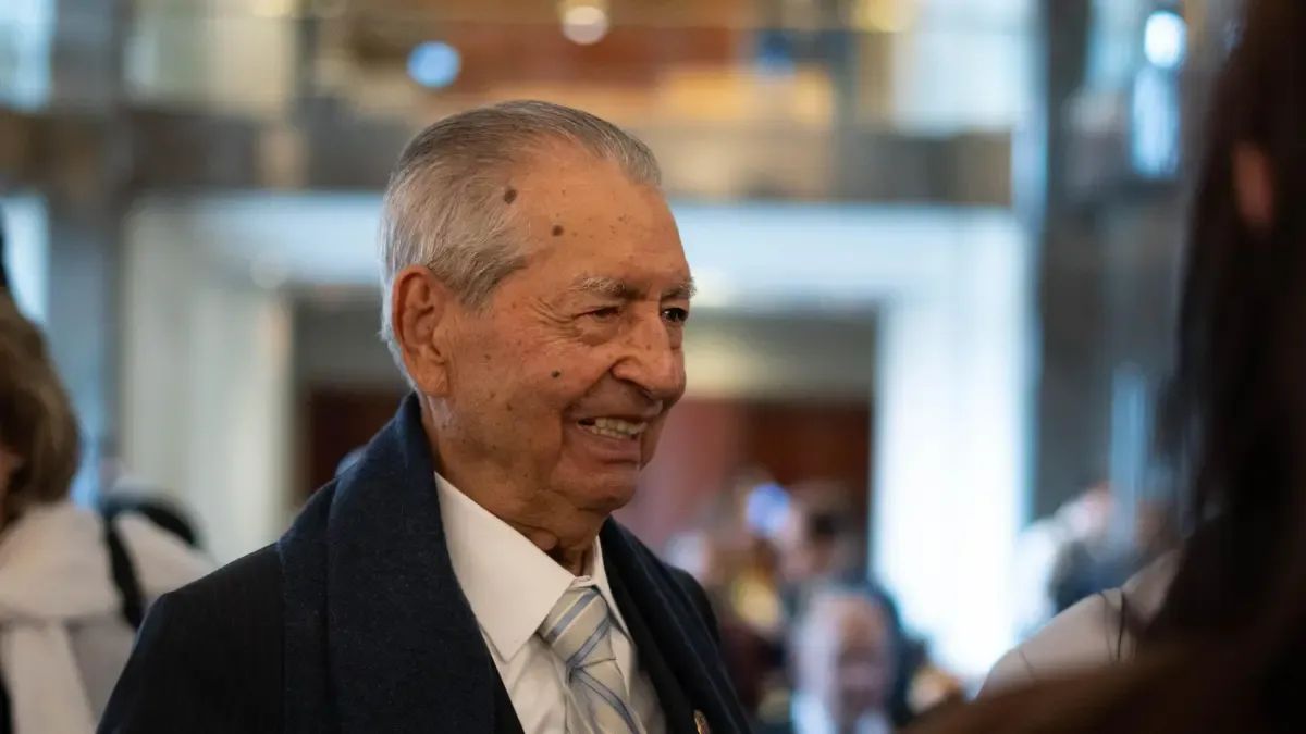 A sus 100 años, el fundador de Masglo cuenta cómo dejó la actuación para construir esta poderosa marca de belleza