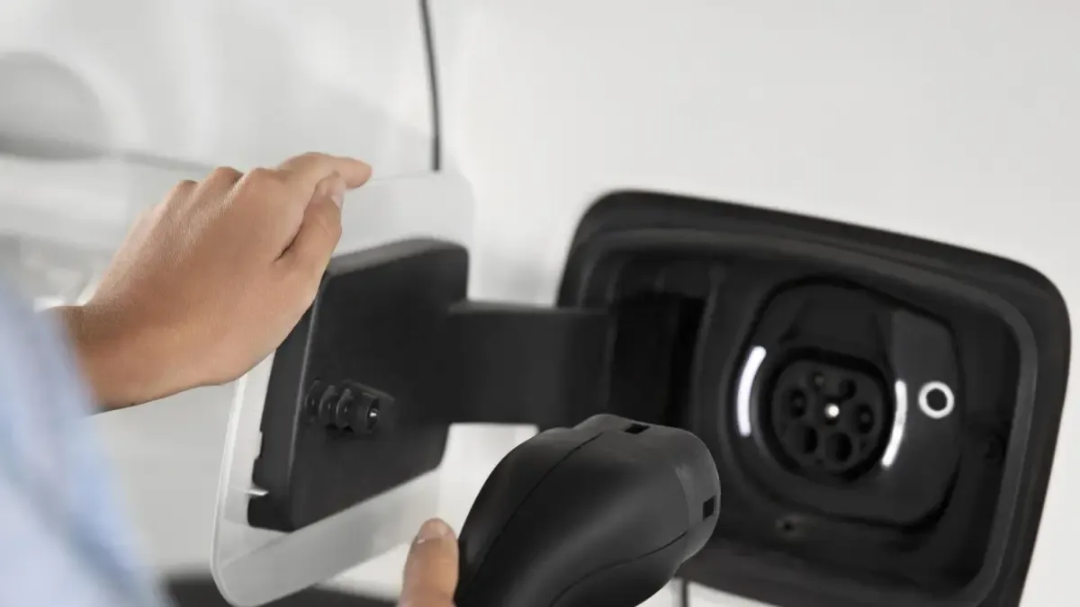 Gasolina costosa impulsa búsqueda de carros eléctricos como opción para reducir gastos de transporte en Colombia