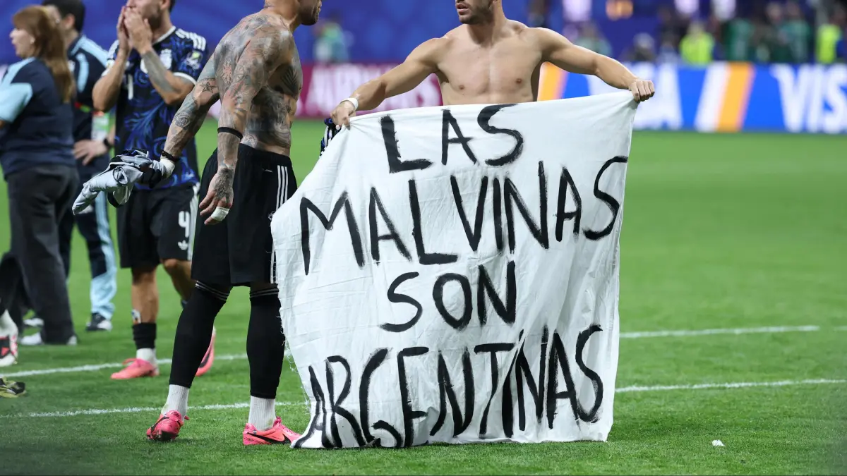 Argentina podría ser sancionada por la Fifa tras exhibir una bandera de las Malvinas