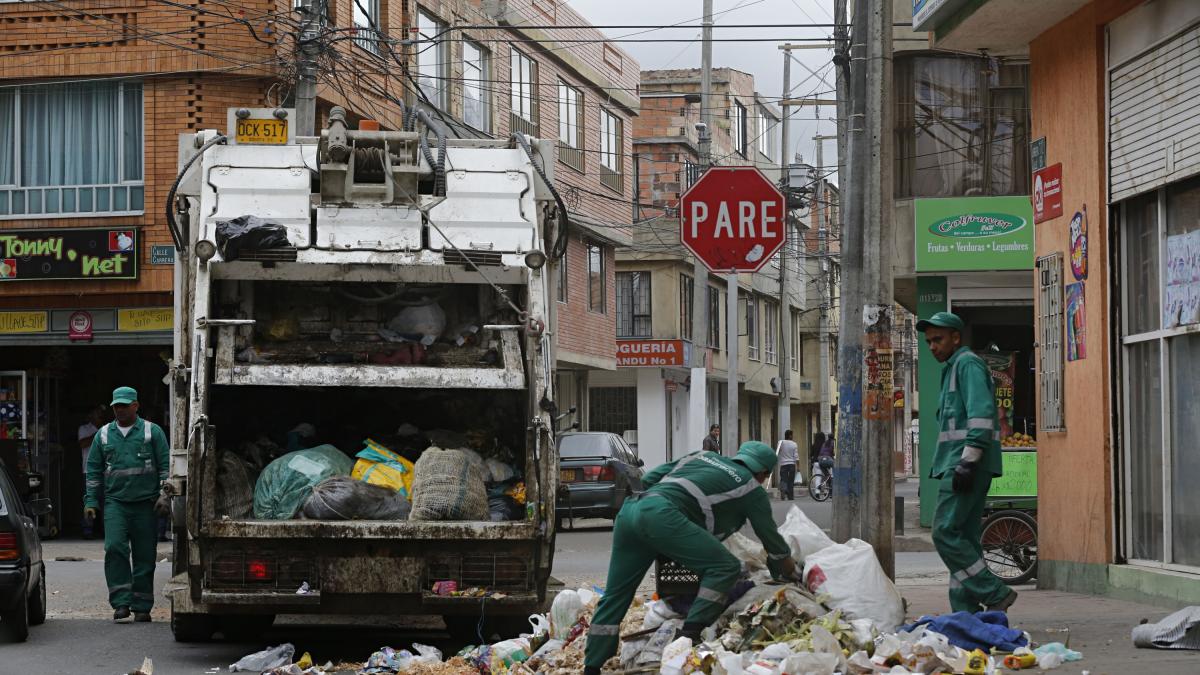 Multas compartidas por botar basura en Bogotá: así funciona la medida