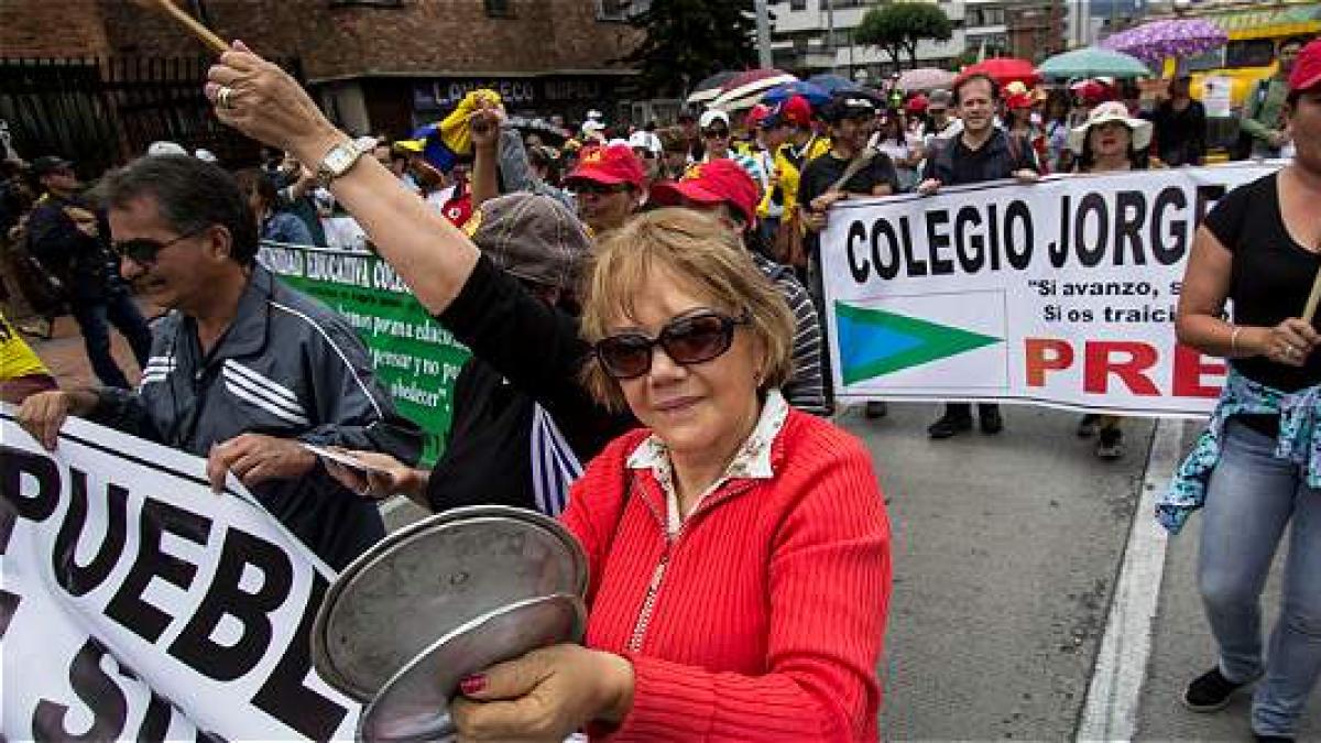 Ocho millones de estudiantes sin clase por paro indefinido de profesores