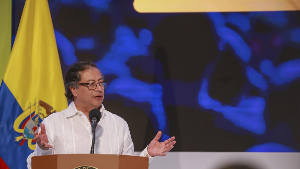 Presidente Petro congelará los altos salarios del sector público en 2024