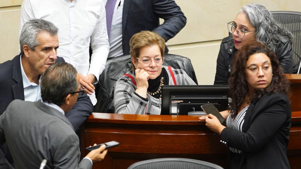 Reforma pensional: por falta de quórum levantan sesión en el Senado ...