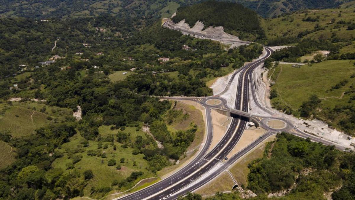 ¿Eliminar peajes o terminar concesiones? Las alertas fiscales, jurídicas y de confianza inversionista que se abren