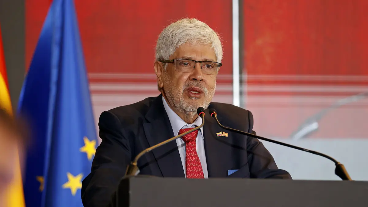 El asesor detrás de la estrategia económica de Iván Cepeda y su visión sobre la crisis fiscal, Ecopetrol y Banrep