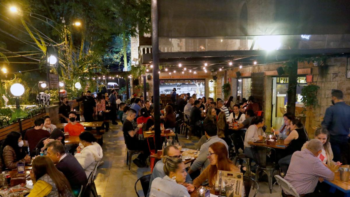 La escalada del costo de la nómina acelera planes de ajuste en los restaurantes para mantenerse a flote