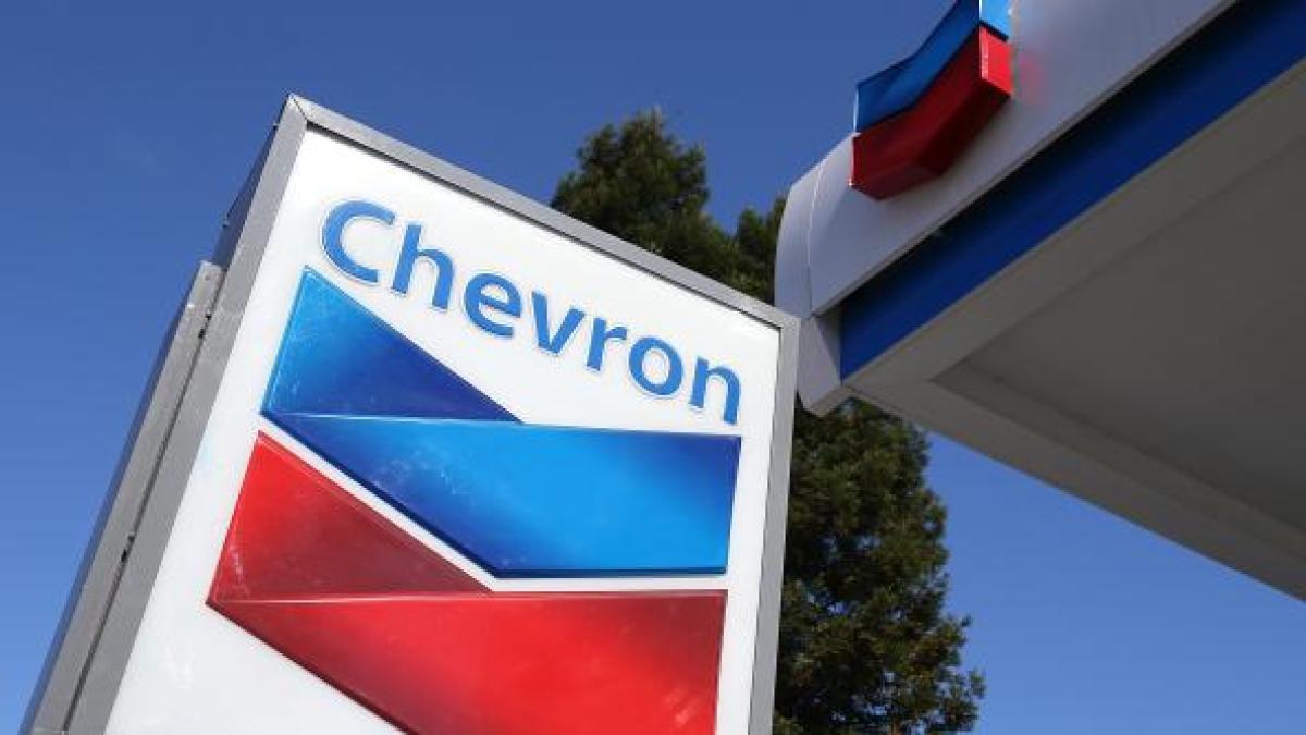 Chevron and Exxon closed 2025 with a drop in profits, but have their sights set on Venezuela
