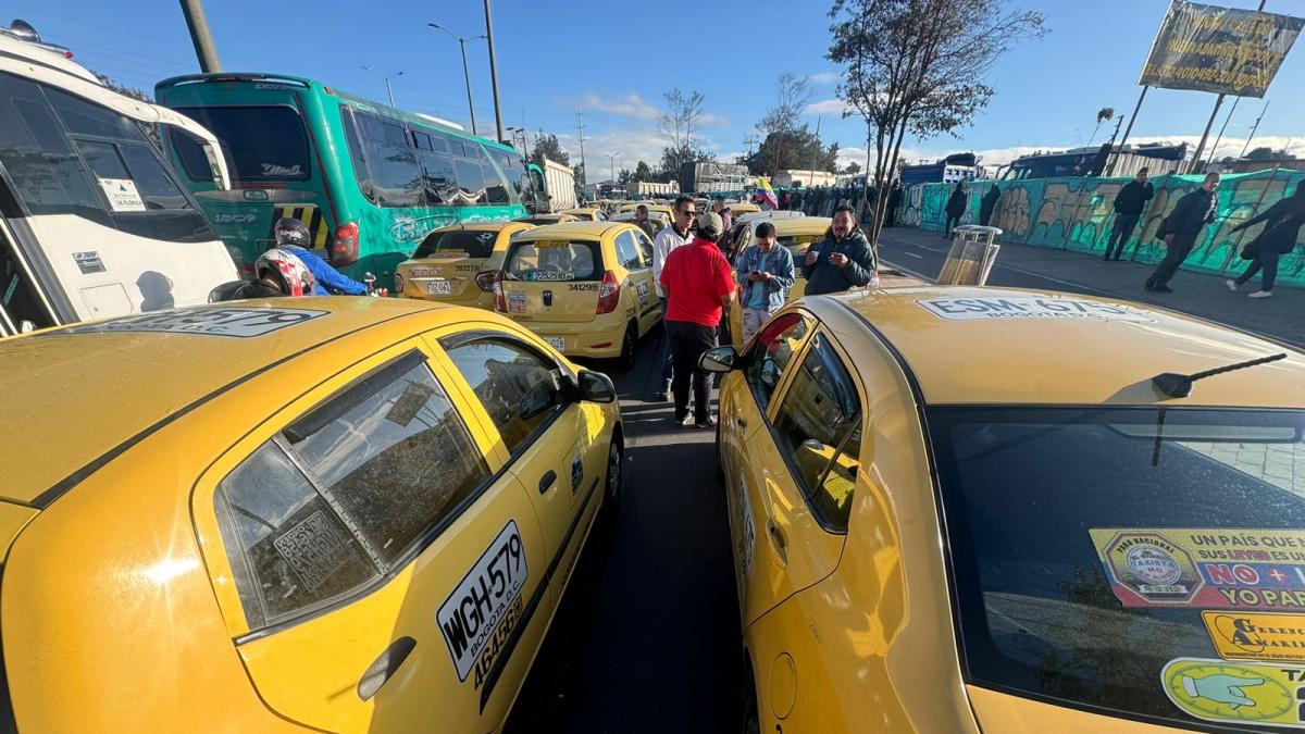 Crece la polémica por decreto del gobierno Petro que cambia reglas de juego para los taxistas