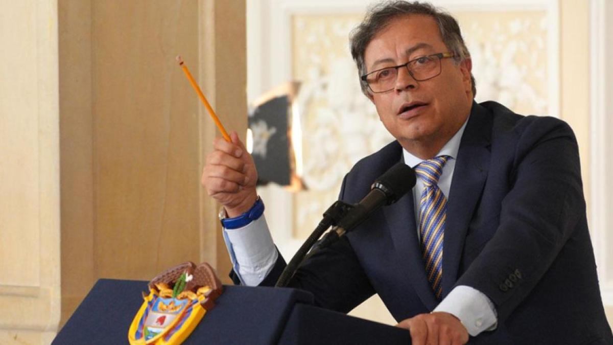 Petro acusa represamiento de medicamentos y lo califica como 'delito de lesa humanidad'