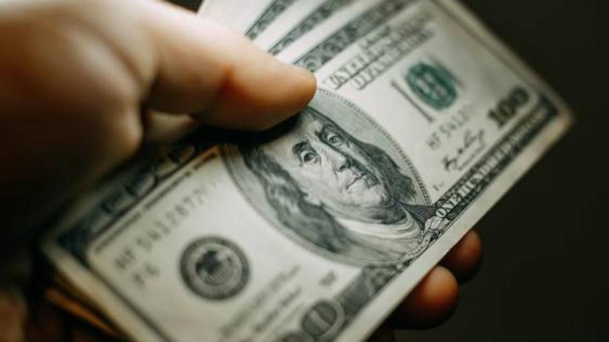 Precio del dólar en Colombia cayó 16 pesos en la semana y cerró sobre los $3.443