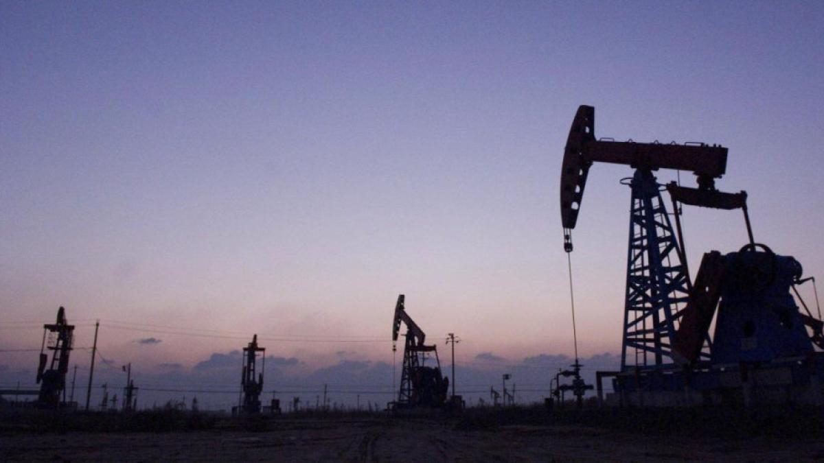Petróleo no da tregua: Brent sube otro 7% y supera el 32% de alza en una semana