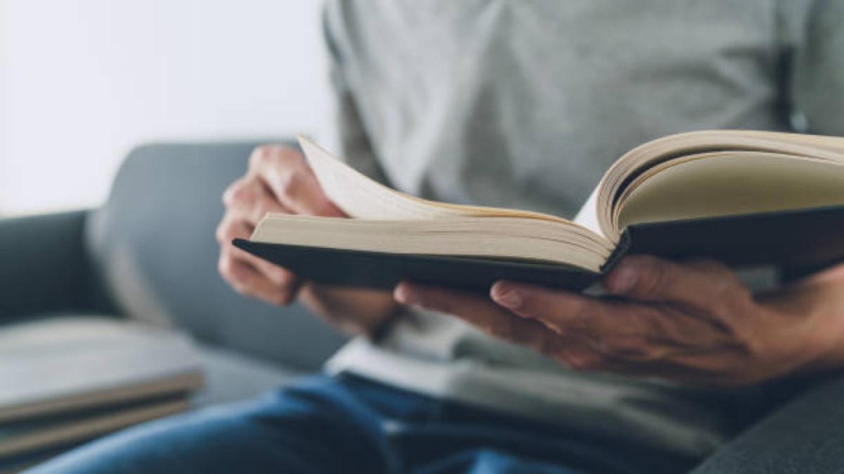 Entre pantallas y libros: cuánto leen los jóvenes de Iberoamérica y qué retos siguen pendientes