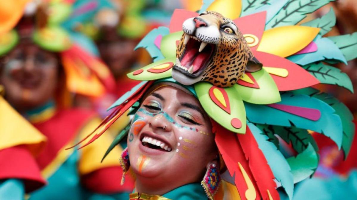 Más turistas, menos vuelos: el transporte terrestre lidera los viajes al Carnaval de Negros y Blancos